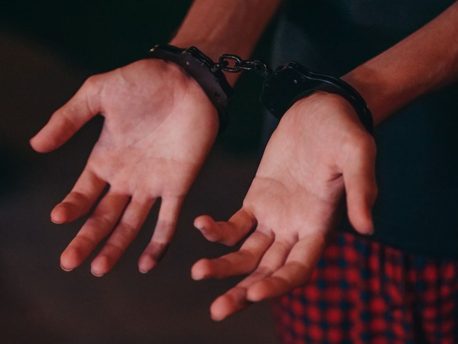 Arrestato 26enne per violenza e sequestro di una ragazza adescata sui social