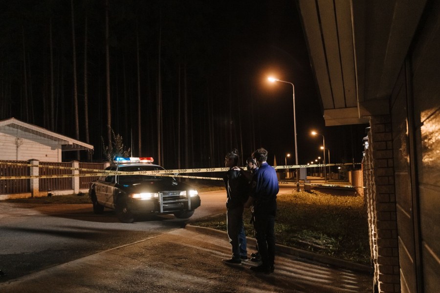 Poliziotti feriti a martellate in un'area di servizio, uno grave