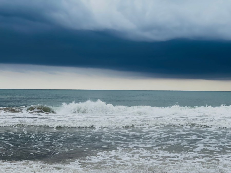 Italia divisa dal meteo: sole al Nord, temporali al Sud con allerta gialla